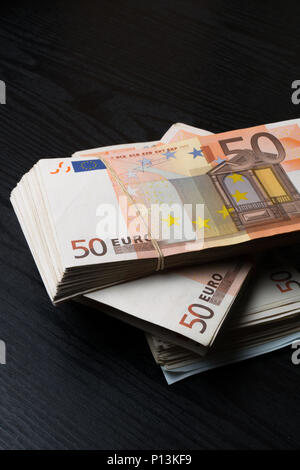 Roulés d'euros avec du caoutchouc sur les cinquante billets de pile. Bouquet d'argent pile. Les espèces en euros Banque D'Images