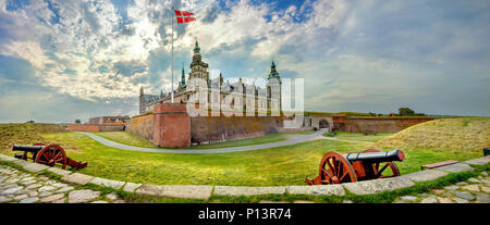 Vue panoramique des fortifications avec des canons de défense et la forteresse de murs dans le château de Kronborg. Elseneur, Danemark Banque D'Images