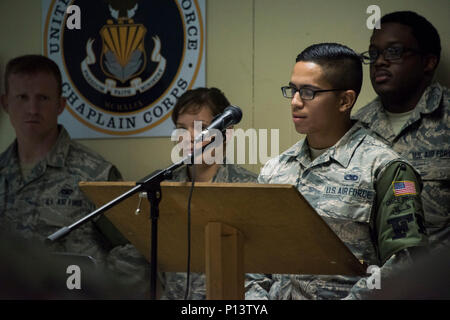 Airman Jonathan Quinones, une 386e Escadron de génie civil de la Force expéditionnaire du Canada, membre de la protection de la Force, une réflexion sur le rôle que joue la résilience spirituelle pour l'aider à persévérer dans la réalisation de la mission, au cours d'un déjeuner de leadership, la foi travaille dans un endroit inconnu en Asie du Sud-Ouest, le 4 mai 2017. Le Corps de l'aumônier de l'US Air Force a récemment déployé la foi fonctionne campagne pour informer sur les aviateurs les preuves accablantes concernant la relation positive entre la spiritualité, la religion, et de la santé. Banque D'Images