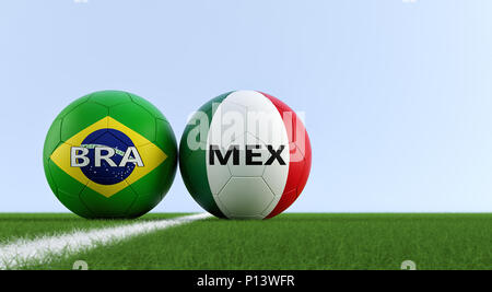 Brésil vs Mexico Soccer Match - ballons de soccer en Brésil et Mexique couleurs nationales sur un terrain de soccer. Copie de l'espace sur le côté droit Banque D'Images