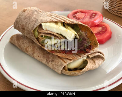 Vegetarian tortillas faites avec fromage de chèvre ou de fromage feta, tomates, mozzarella et d'herbes fraîches servis au restaurant. L'alimentation biologique. Banque D'Images