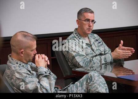 U.S. Air Force le général John Hyten (droite), commandant du Commandement stratégique américain (USSTRATCOM), parle de l'US Air Force pour le lieutenant général Steven Kwast (à gauche), commandant et président de l'Université de l'air, à Maxwell Air Force Base, Alabama), 5 mai 2017. Au cours de sa visite, Hyten a aussi visité les installations de base et ont prononcé des allocutions sur les missions de l'USSTRATCOM et les priorités pour les étudiants de l'University's School of Advanced Air and Space Studies et de l'Air War College (AWC) - y compris les participants à l'AWC 10 mois Horizons Bleu Programme de bourses. L'Université de l'air fournit l'ensemble du spectre de l'éducation pour les officiers de l'Armée de l'air, Banque D'Images