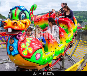 Famille bénéficiant d'une journée sur le parc à la fête foraine à bantry, Irlande. Banque D'Images