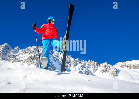 Les jeunes skieurs heureux prêt pour skier sur le dessus des Alpes. Banque D'Images