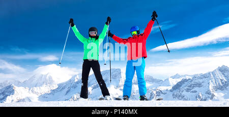 Jeune couple heureux bénéficiant de superbes vue des Alpes, l'Europe. Banque D'Images