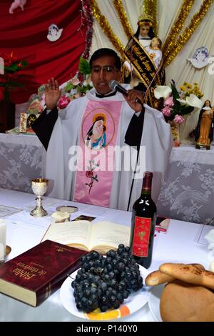 Mass- Fiestas de Santa Rosa deLima dans SANTA ROSA ' Las Huaringas ' - HUANCABAMBA.. Département de Piura PÉROU .offrant Banque D'Images