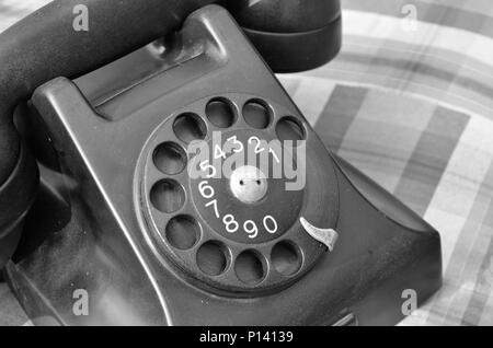 Vieux téléphone noir en noir et blanc,style vintage Banque D'Images