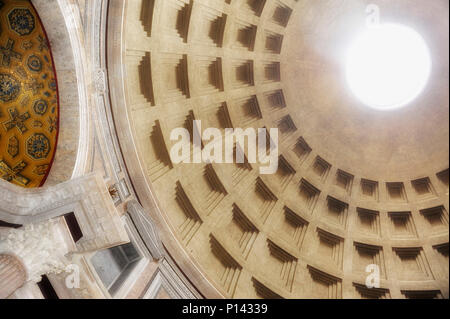 Panthéon, à la vue jusqu'à l'entrée vestibule, montrant la fenêtre d'oculus, plafonnier et coffres, construit sous l'empereur Hadrien (118-25), Rome, Italie Banque D'Images