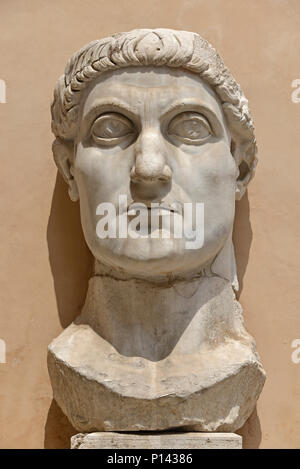 Vestiges de l'ancien Colosse Romain de Constantin, la tête et le visage, vue frontale, cour du Palazzo dei Conservatori, Capitonine, Rome, Italie Banque D'Images