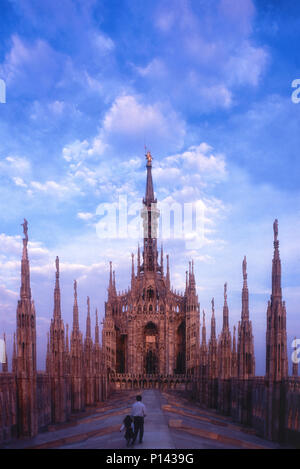 La cathédrale de Milan, vue sur le toit à l'Est, vers la flèche, avec le père et sa fille marcher sur le toit et d'aller vers la spire, Milan, Italie Banque D'Images