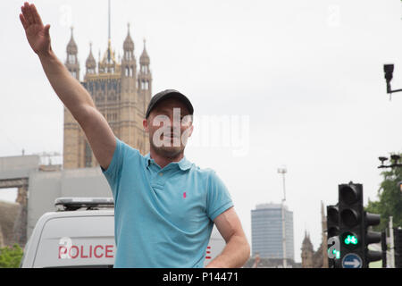 London UK 9 Juin 2018 Un homme fait le salut nazi que les manifestants se sont réunis à Londres pour demander la libération de Tommy Robinson. Banque D'Images