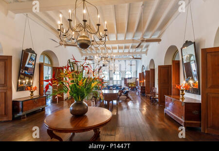 Salon traditionnel en bois sombre et de style colonial à l'ancienne bois poli intérieur de l'hôtel de luxe, l'Amangalla Galle, Sri Lanka Banque D'Images