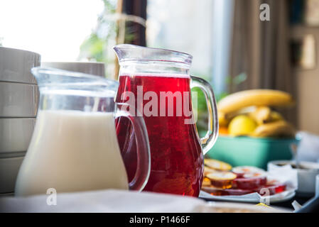 Lait et de jus de fruits servis pour le petit-déjeuner à l'hôtel Banque D'Images