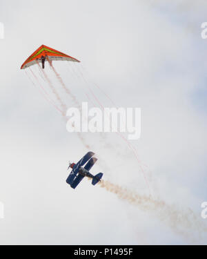 Les artistes interprètes ou exécutants de l'antenne s'envoler dans l'air au-dessus des ailes, le Solano Travis Air Show, à Travis Air Force Base, en Californie le 6 mai 2017. L'événement de deux jours de spectacles présentés par l'armée américaine Golden Knights, Thunderbirds, survols et statiques. Banque D'Images