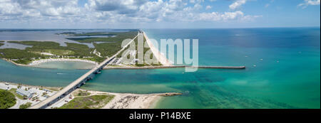 Sebastian Inlet permet aux bateaux d'atteindre l'océan ouvert du lagon protégé. Banque D'Images