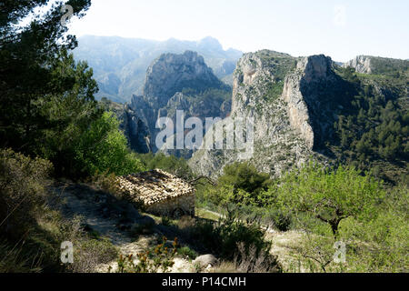 La Sierra Bernia montagne randonnée sur la Costa Blanca, Espagne Banque D'Images