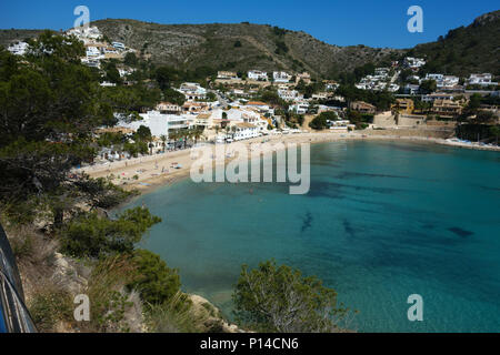 Vue de la baie d'El Portet, Moraira, Alicante, montrant la plage reconstitué et certaines mauvaises herbes de posidonie sur le lit de la mer Banque D'Images