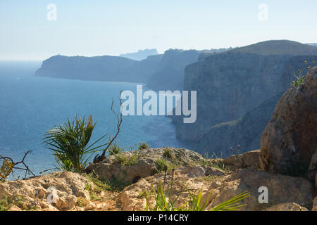 Vues sur la falaise à pied du Mirador Llevant, Javea, Costa Blanca, Espagne Banque D'Images