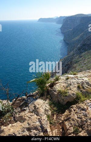 Vues sur la falaise à pied du Mirador Llevant, Javea, Costa Blanca, Espagne Banque D'Images