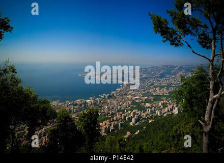 Vue panoramique aérienne de Jounieh ville et la baie de la montagne de Harissa, Liban Banque D'Images