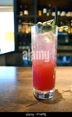 Blueberry gin tonic avec des bleuets frais et basilic sur le dessus sur bar Banque D'Images