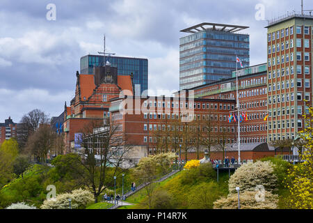 Hambourg, Allemagne - le 7 avril 2017 : Bâtiments sur la zone de St Pauli à Hambourg à partir de la Gare Landungsbruecken Banque D'Images