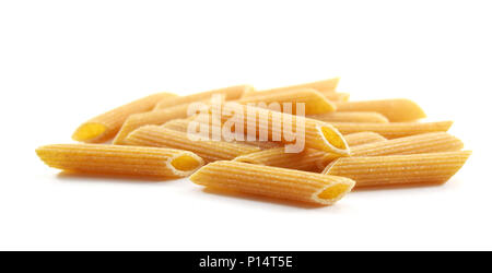 Tas de blé entier biologique striée pâtes penne - isolé Banque D'Images