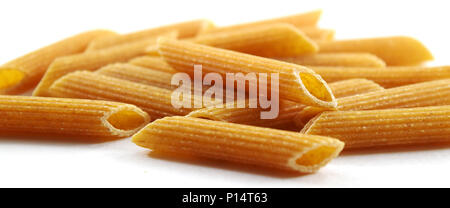 Tas de blé entier biologique striée pâtes penne - isolé Banque D'Images