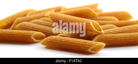 Tas de blé entier biologique striée pâtes penne - isolé Banque D'Images