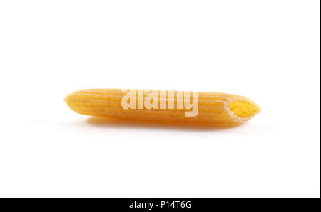 Blé entier biologique striée pâtes penne - isolé Banque D'Images