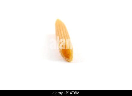 Blé entier biologique striée pâtes penne - isolé Banque D'Images