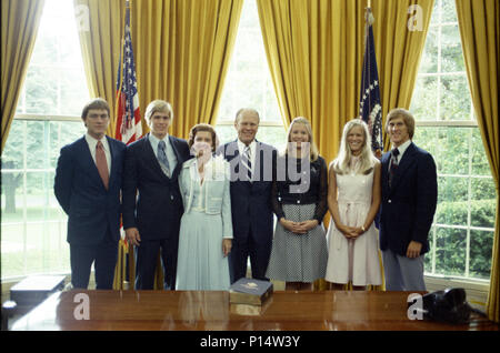 1974, 9 août - Le Bureau ovale - La Maison Blanche - Jack Ford, Steve Ford, Betty Ford, Gerald R. Ford, Susan Ford, Ford, Ford Mike Gayle - debout, posant derrière le bureau du président - posant pour un portrait de famille peu avant Gerald R. Ford a prêté serment en tant que 38e président des États-Unis Banque D'Images