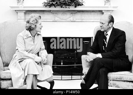 1975, 18 septembre - Le Bureau ovale - La Maison Blanche - Washington, DC - Gerald R. Ford, Margaret Thatcher - assis, parlant près de cheminée - Rencontre avec le chef du parti conservateur britannique Banque D'Images