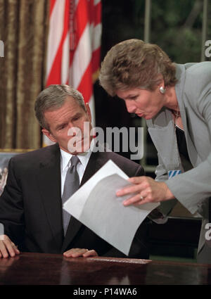 Le Président George Bush Commentaires note avec Karen Hughes Mardi, 11 septembre 2001, avant d'aborder la nation du Bureau ovale. Banque D'Images