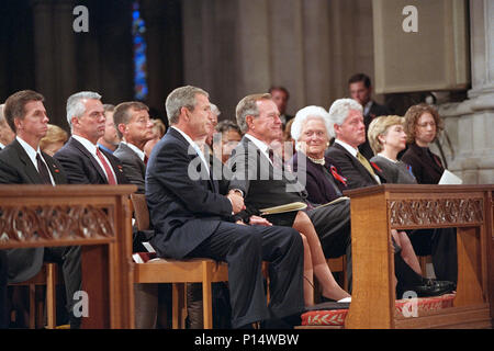 Le Président George Bush saisit la main de son père, l'ancien président George H. W. Bush, vendredi, Septembre 14, 2001, après avoir parlé au service pour l'Amérique la Journée nationale de prière et de souvenir à la cathédrale nationale de Washington, D.C. assis avec le président de gauche à droite : Mme Barbara Bush, l'ancien Président Bill Clinton, la Sénatrice Hillary Rodham Clinton, et Chelsea Clinton. Photo par Eric Draper Banque D'Images