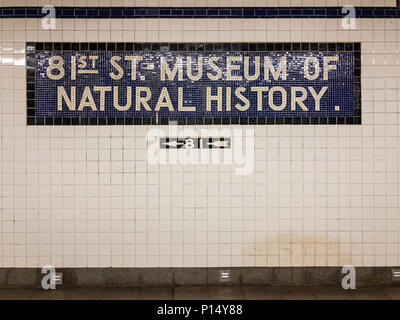 New York - 8 juin 2018 : 81ème rue Museum d'histoire naturelle de l'arrêt de la station de métro à New York. Banque D'Images