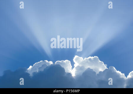 Bleu ciel nuageux Banque D'Images