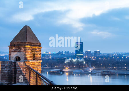 BELGRADE, SERBIE - février 21, 2015 : Skyline de New Belgrade (Beograd) vu en début de soirée à partir de la forteresse de Kalemegdan. Le principal point de repère Banque D'Images