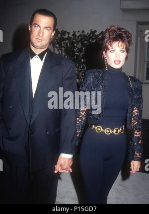 CULVER CITY, CA - 30 SEPTEMBRE : (L-R) acteur Steven Seagal et modèle/actrice Kelly LeBrock assister à la première assemblée annuelle des Prix Médias de l'Environnement le 30 septembre 1991 chez Sony Pictures Studios de Culver City, Californie. Photo de Barry King/Alamy Stock Photo Banque D'Images