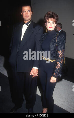 CULVER CITY, CA - 30 SEPTEMBRE : (L-R) acteur Steven Seagal et modèle/actrice Kelly LeBrock assister à la première assemblée annuelle des Prix Médias de l'Environnement le 30 septembre 1991 chez Sony Pictures Studios de Culver City, Californie. Photo de Barry King/Alamy Stock Photo Banque D'Images