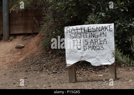 Panneau d'avertissement de crotales sur un sentier à Orange County, Californie, USA Banque D'Images