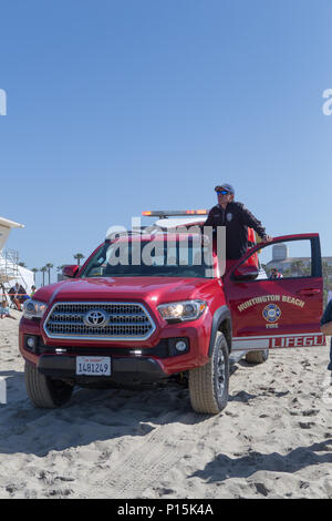 Lifeguard patrouiller Huntington Beach Californie à partir d'un camion de sauveteur sur la plage Banque D'Images