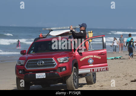 Lifeguard patrouiller Huntington Beach Californie à partir d'un camion de sauveteur sur la plage Banque D'Images
