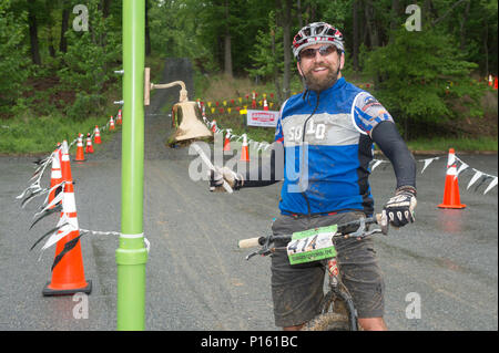 Un participant sonne une cloche après l'épopée du Centenaire en vélo de montagne, à travers les sentiers dans le Marine Corps Base (MCB) Quantico, en Virginie, le 6 mai 2017. Organisé par le Club de vélo de montagne Quantico Marine Corps et les services communautaires, le trajet a été organisée pour célébrer le 100e anniversaire de la MCB Quantico et a également fourni une partie avec de la nourriture, des boissons et de la musique. Banque D'Images