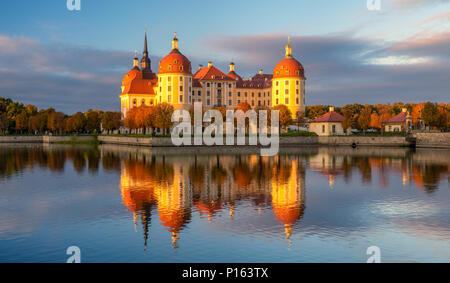 Château de Moritzburg éclairées par le soleil couchant à l'automne Banque D'Images