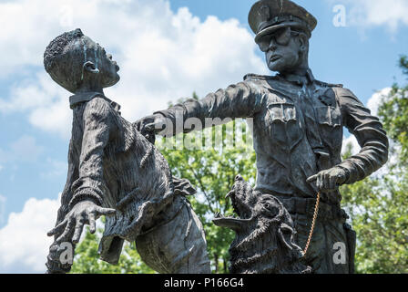 Le fantassin sculpture à Kelly Ingram Park à Birmingham, AL représente un 1963 affrontement entre manifestants et policiers noirs avec des chiens d'attaque. Banque D'Images