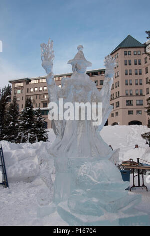 Sculpture de Glace de l'assistant, Ice Castle, Ice Magic Festival, Château Lake Louise, Lake Louise, Banff National Park, Alberta, Canada. Banque D'Images