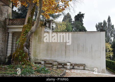 Fontaine murale d'angle dans la cour de la fontaine de Tivoli (fontaine ovale) Villa D'Este, Tivoli, Italie. Banque D'Images