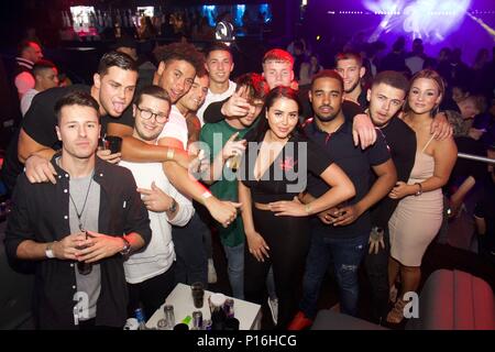 Watford, Royaume-Uni. 10 Jun, 2018. Marnie Simpson et Casey Johnson d'Ex sur la plage, Geordie Shore et Union J fame enivrantes partie avec des amis à Hydeout 2.0 Frais de leur dos Watford dernières vacances. Le couple abattu et vodka disaronno car ils laissent leurs cheveux vers le bas, arrêtant pour bavarder et faire des photos avec les fans et dormi jusqu'à 3h. Credit : Ayeesha Walsh/Alamy Live News Banque D'Images