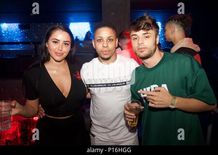 Watford, Royaume-Uni. 10 Jun, 2018. Marnie Simpson et Casey Johnson d'Ex sur la plage, Geordie Shore et Union J fame enivrantes partie avec des amis à Hydeout 2.0 Frais de leur dos Watford dernières vacances. Le couple abattu et vodka disaronno car ils laissent leurs cheveux vers le bas, arrêtant pour bavarder et faire des photos avec les fans et dormi jusqu'à 3h. Credit : Ayeesha Walsh/Alamy Live News Banque D'Images